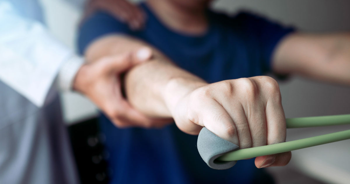Man working with physical therapist after suffering traumatic brain injury